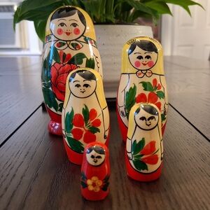 Hand-Painted Russian Nesting Dolls Set